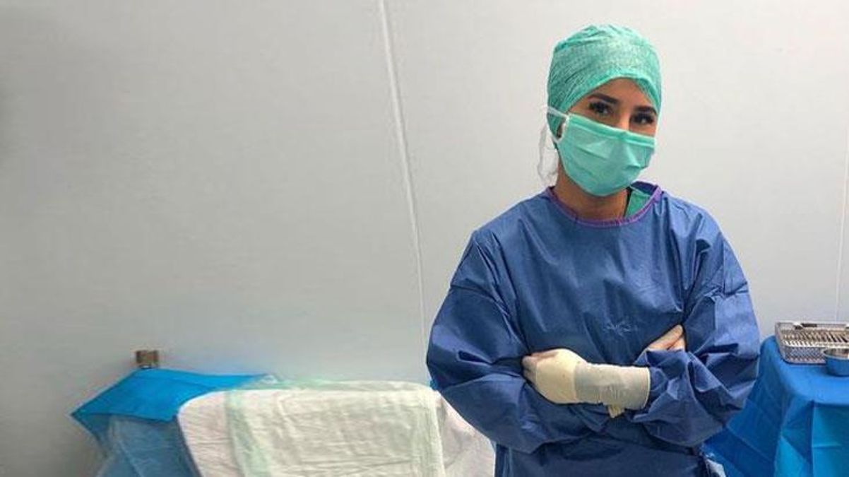 Bu fotoğrafta her şey normal ama asıl olanlar kadın doktor önlüğünü çıkarınca oluyor