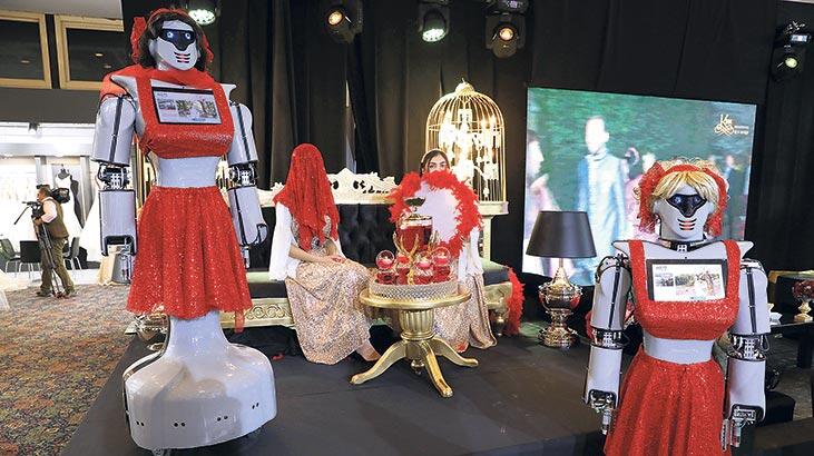 Bu robot kına yakıyor geline türkü söylüyor