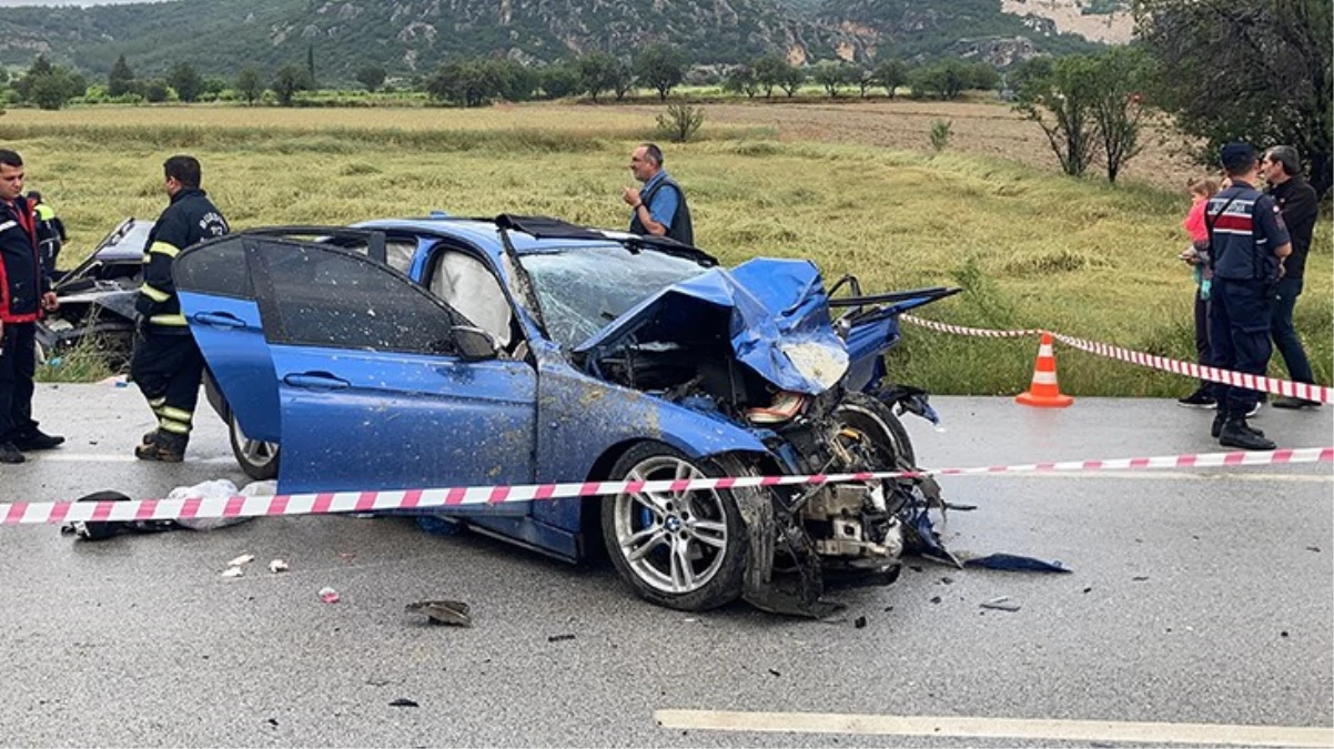 Burdur'da otomobiller kafa kafaya çarpıştı: 5 kişi öldü, 2'si ağır 5 yaralı