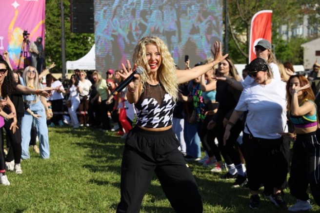 Bursa'da 'Dünya Dans Günü'nü zumba yaparak kutladılar