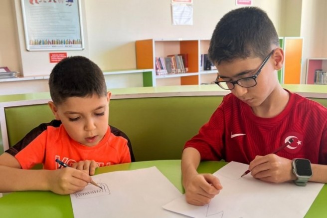 Bursa'da minik eller renkli hayaller çizdi