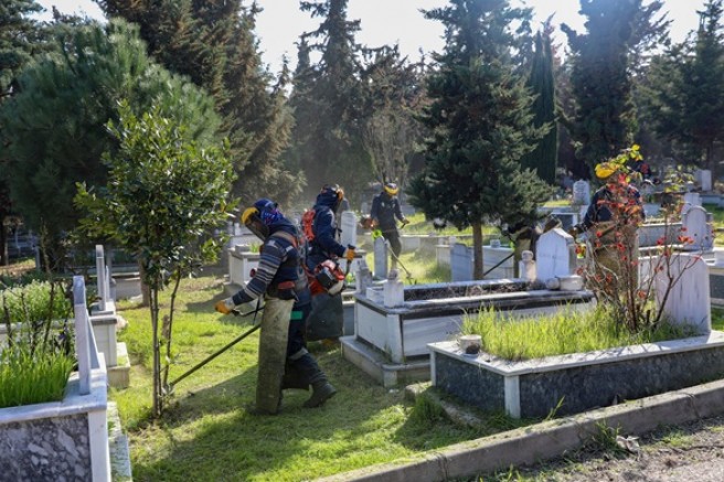 Bursa'da şehitlik ve mezarlıklar bayrama hazır