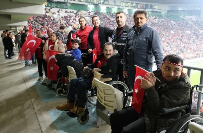 Bursa Osmangazi Belediyesi engelli bireylere milli maç heyecanı yaşattı