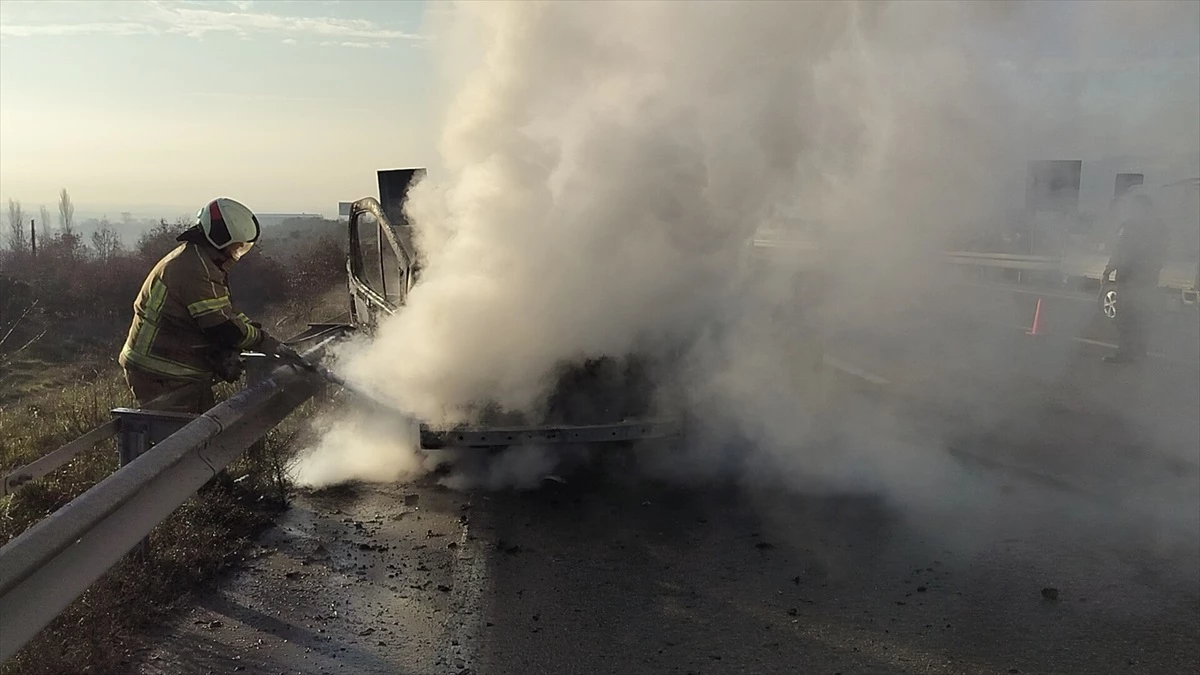 Bursa-Yalova kara yolunda minibüs alev aldı