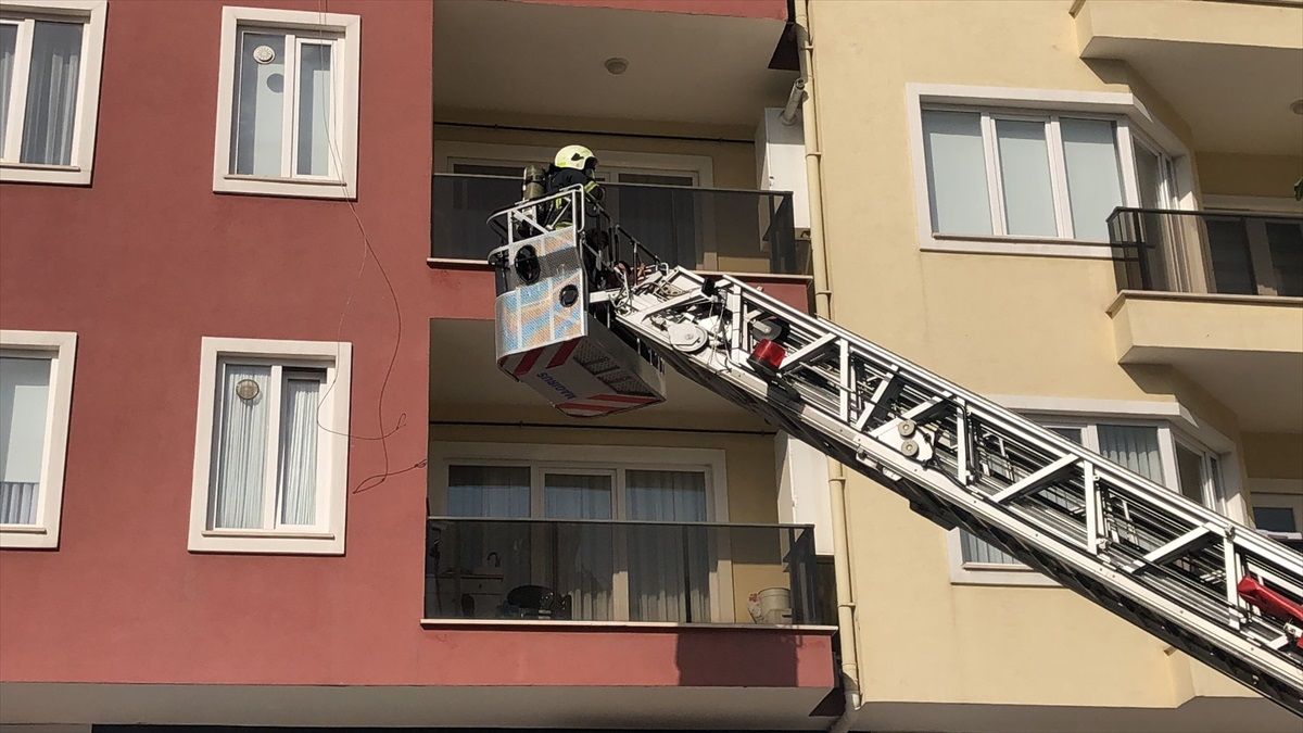 Bursa'da 10 Katlı Binada Çıkan Yangına Müdahale Ediliyor