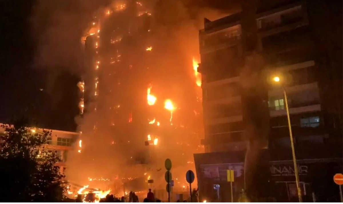 Bursa'da 10 katlı iş merkezi alev alev yandı