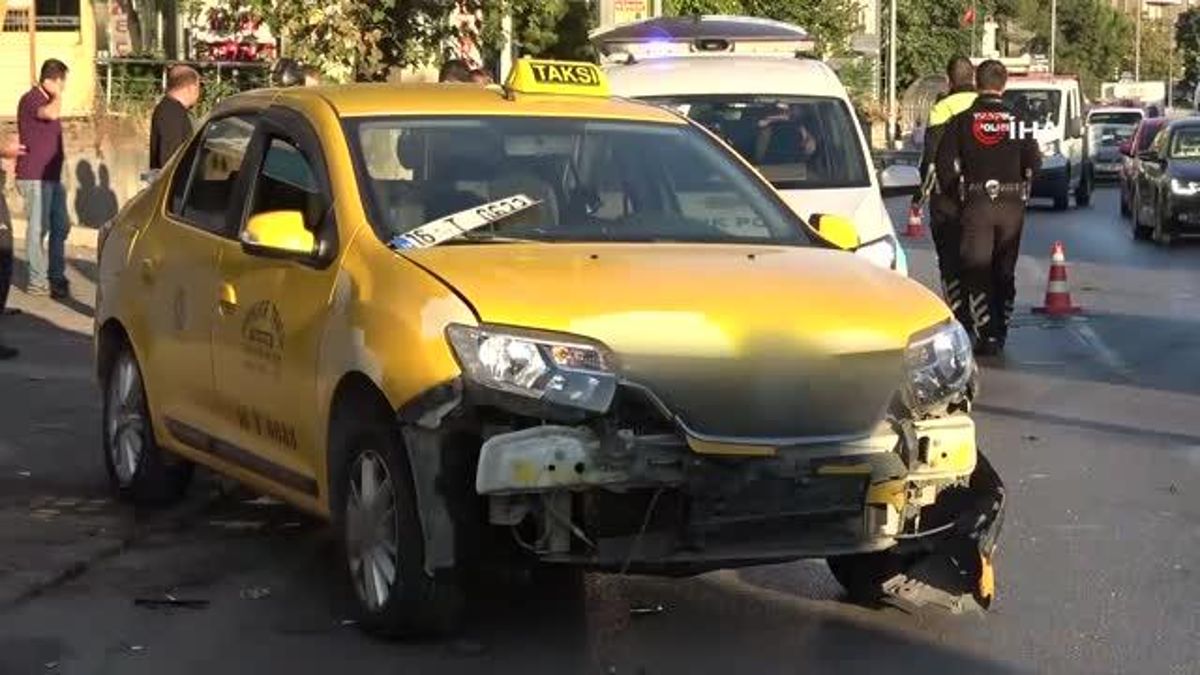 Bursa'da 2 Otomobil Çarpıştı, Araçlardan Birisi Markete Daldı