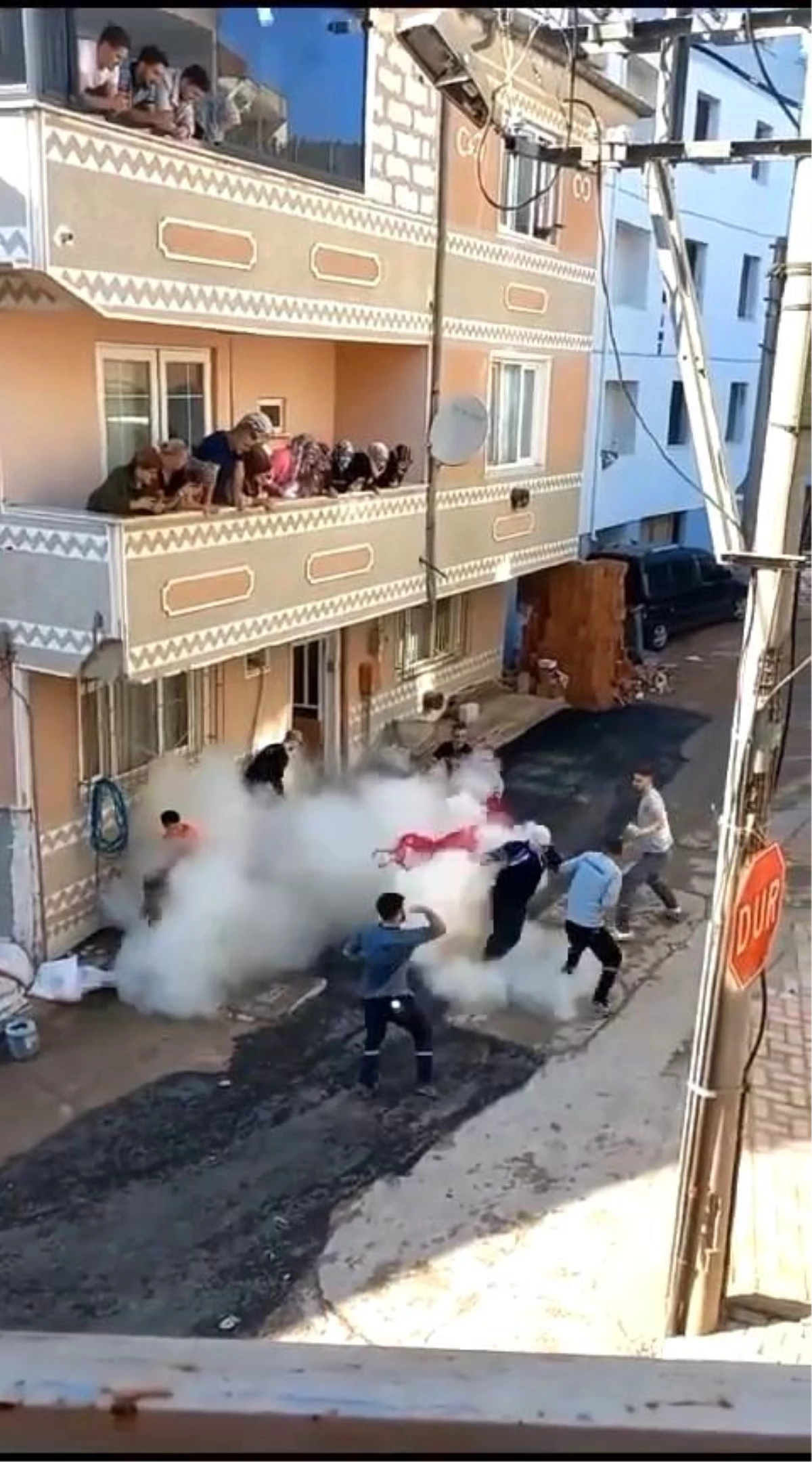 Bursa'da Damat Adayı Evde Boya ve Yangın Tüpüyle Karşılandı