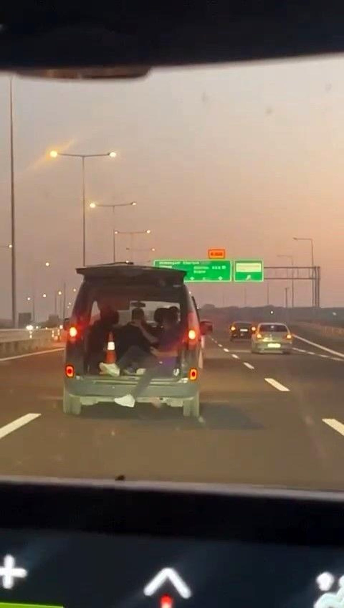 Bursa'da hafif ticari araçta bagajda yolculuk yapan şahıs korkuttu