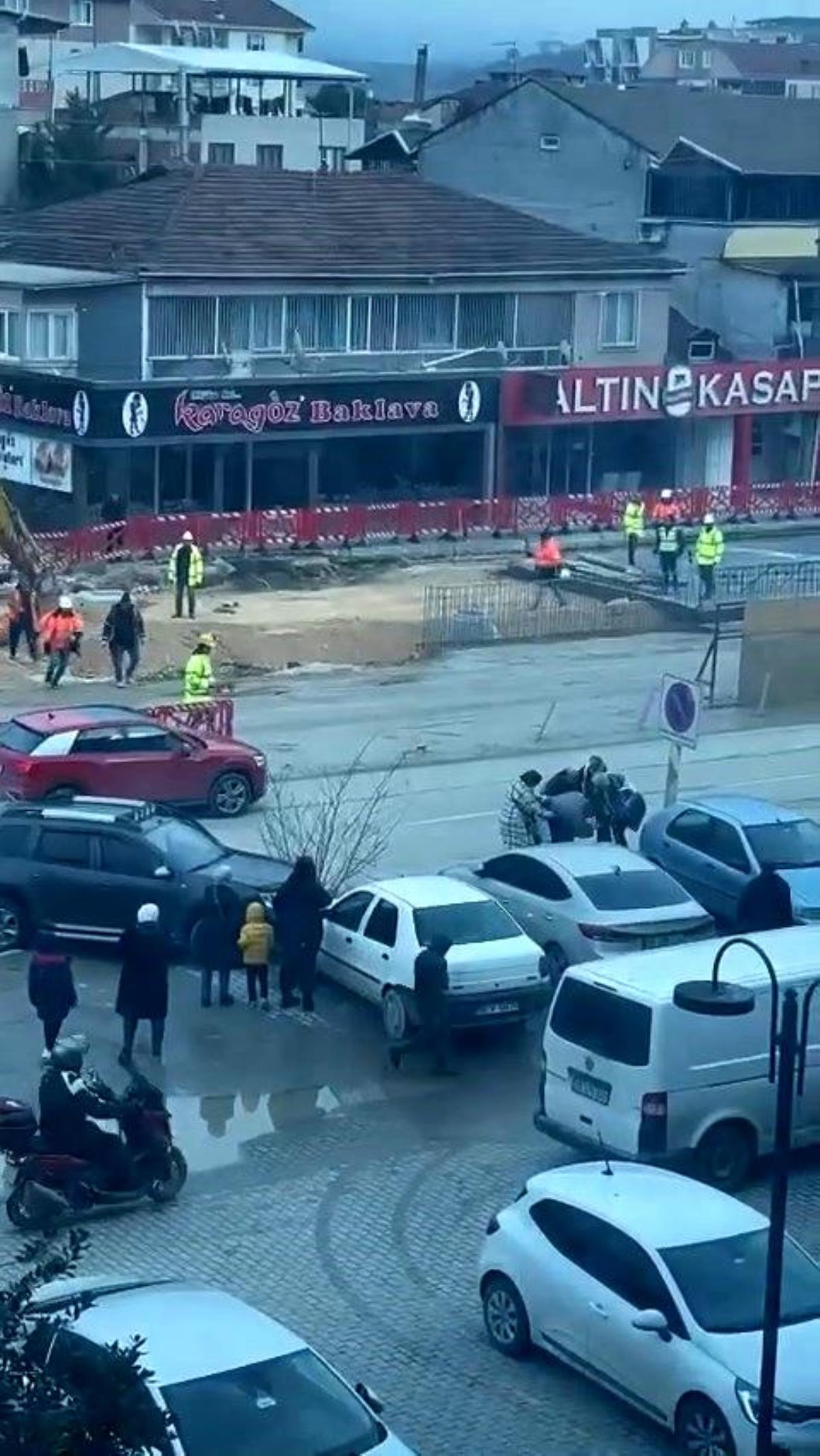 Bursa'da husumetli sürücüler önce birbirlerine çarptı, ardından tekme tokat kavga etti