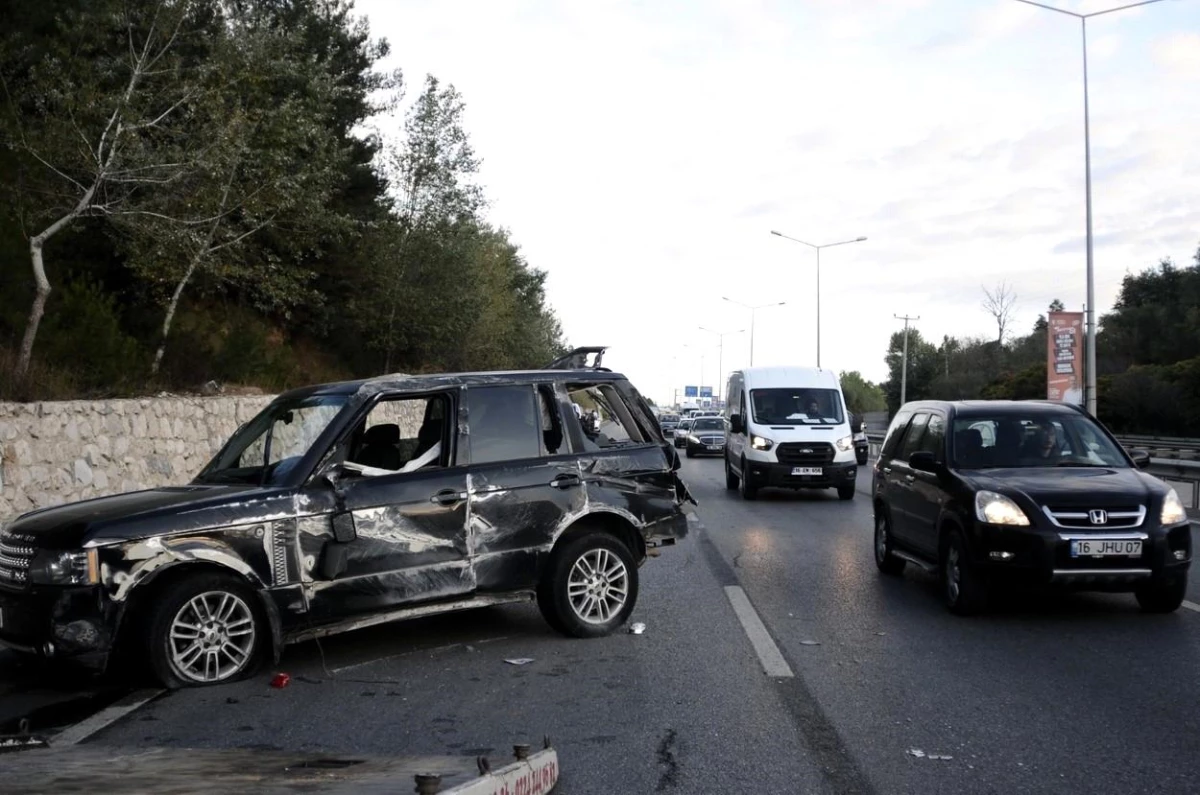 Bursa'da Kadın Sürücünün İdaresindeki Otomobil Kaza Yaptı