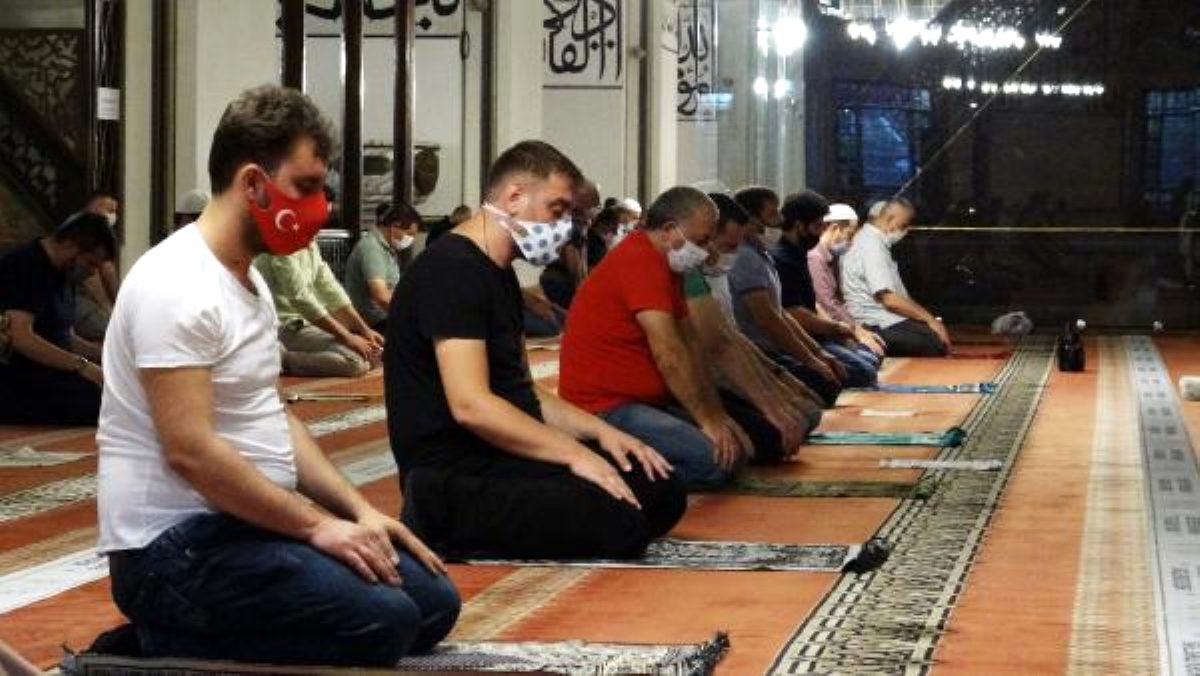 Bursa'da maske ve sosyal mesafeli bayram namazı