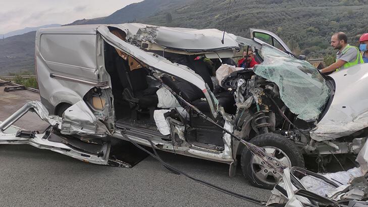 Bursa'da minibüs, kamyona çarptı! Araçta sıkışan sürücü yaralandı