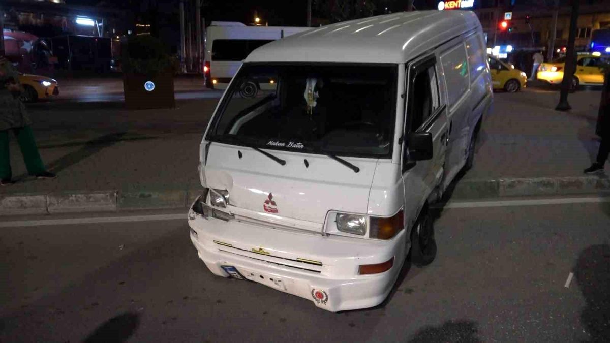 Bursa'da minibüs önce taksiye ardından yayalara çaptı: 4 yaralı