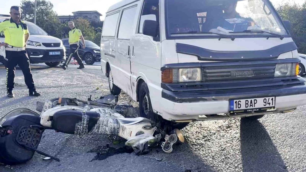 Bursa'da Minibüsün Altında Kalan Motosiklet Sürücüsü Ölümden Döndü