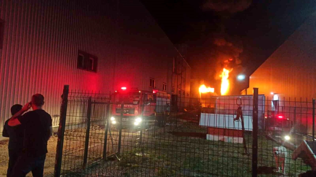 Bursa'da Organize Sanayi Bölgesi'nde Yangın: Starpark Fabrikası Kısmen Kontrol Altına Alındı