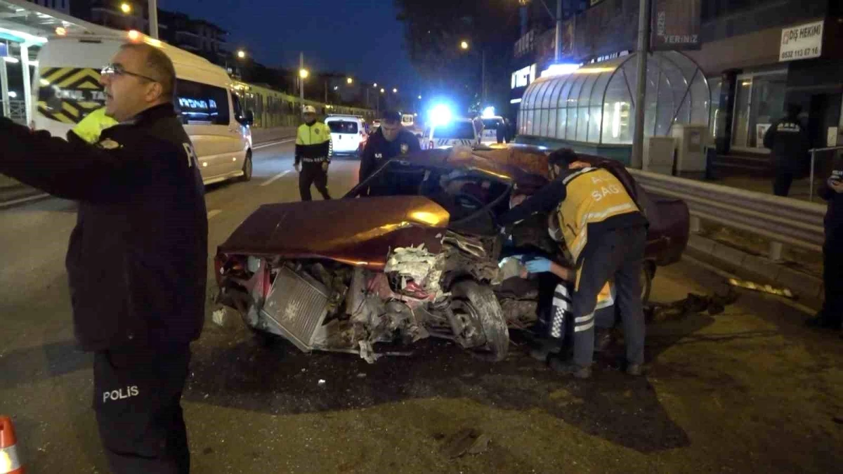 Bursa'da otomobil Bursaray'ın bariyerine çarptı, 2 kişi yaralandı
