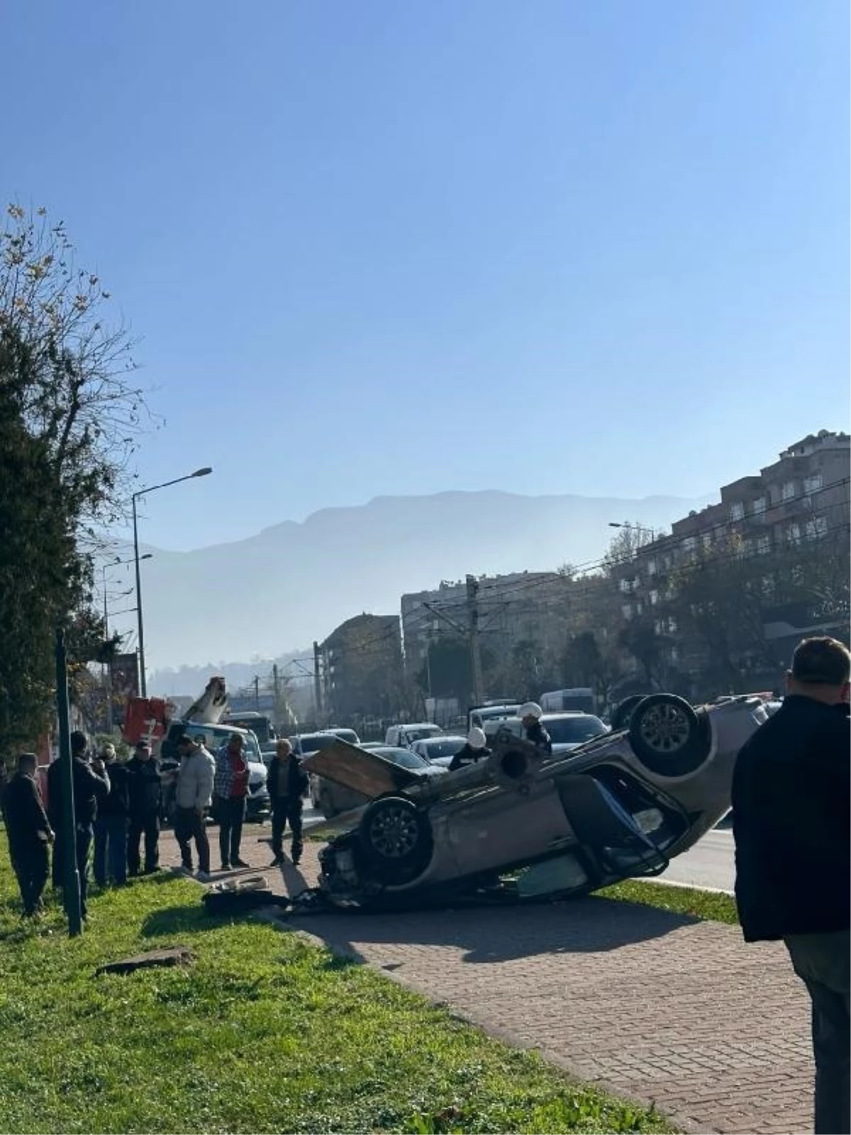 Bursa'da Otomobil Takla Attı, 3 Kişi Yara Almadan Kurtuldu