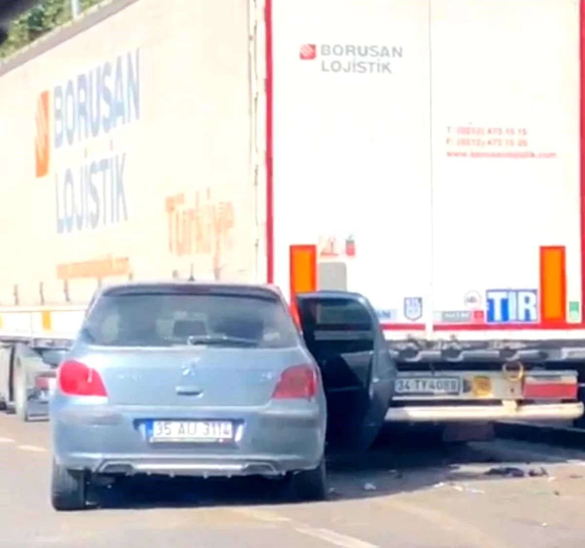 Bursa'da Otomobil Tıra Çarptı: Sürücü Ağır Yaralandı