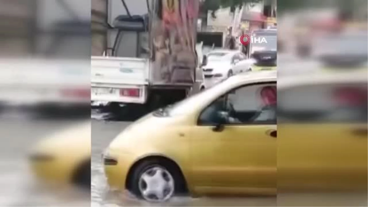 Bursa'da şiddetli yağış hayatı felç etti, sokaklar göle döndü