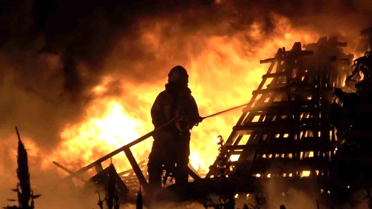 Bursa'da Soğuk Hava Deposunda Yangın Çıktı