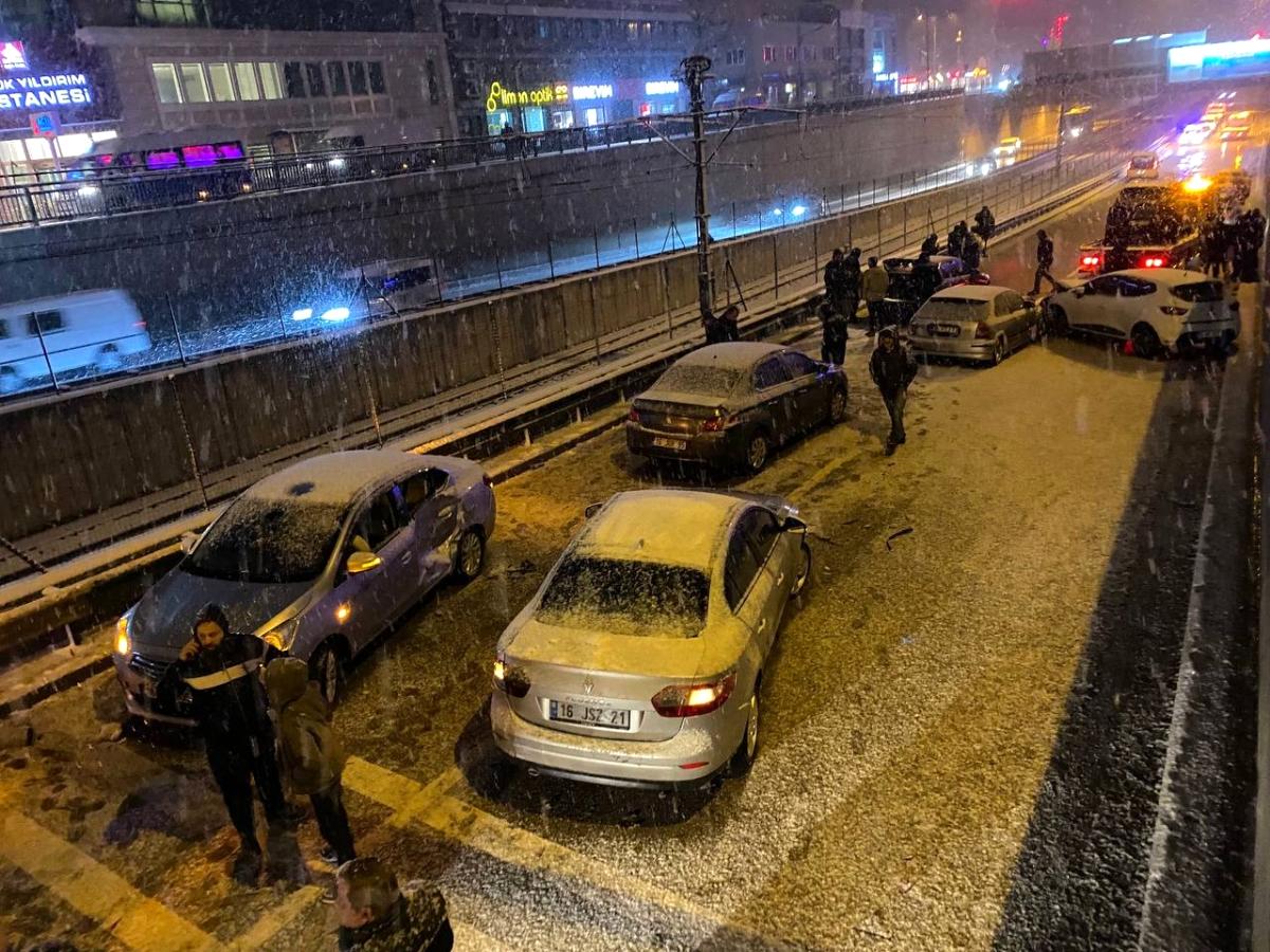 Bursa'da yol buz pistine döndü!11 araç birbirine girdi...