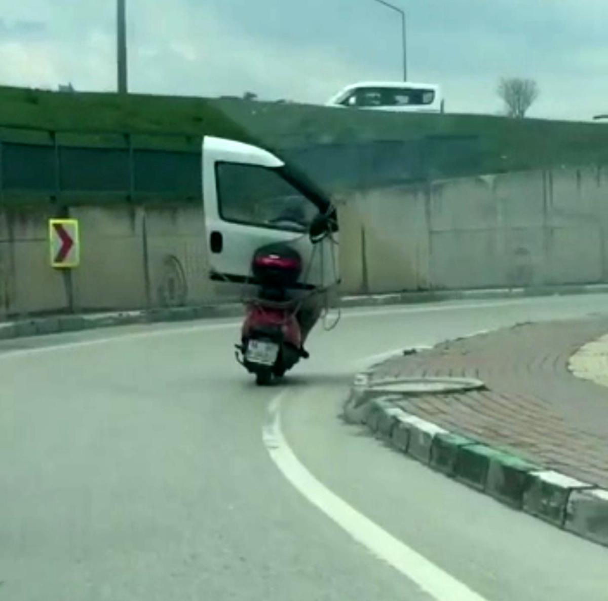 Bursa'da yürüyen kapı kameralara yansıdı