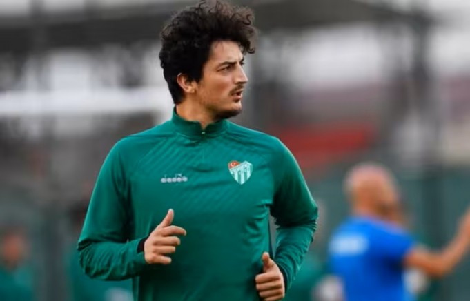 Bursaspor duyurdu! Tecrübeli oyuncu ile yollar ayrıldı...