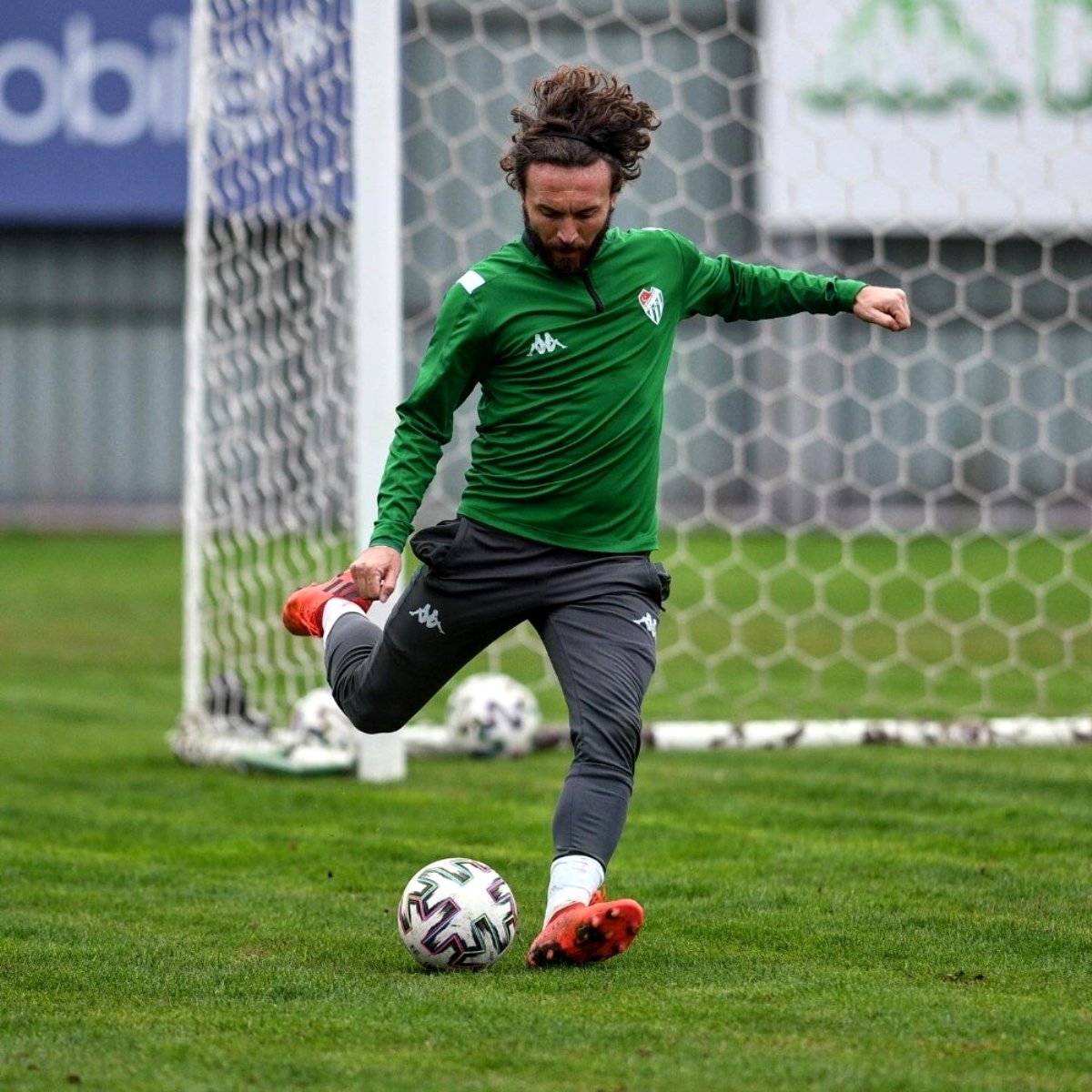 Bursaspor, Özlüce İbrahim Yazıcı Tesisleri'nde kampa girdi