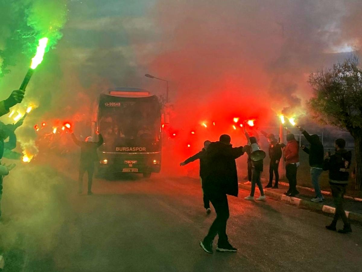 Bursaspor taraftarı, takımını meş'alelerle uğurladı