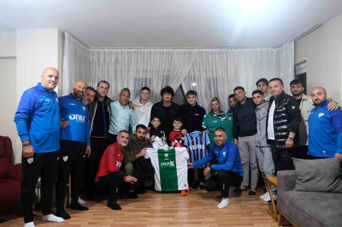 Bursaspor, Trabzonspor formasıyla saldırıya uğrayan çocuğu ziyaret etti
