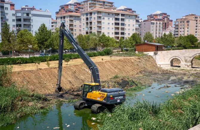 Büyükşehir’den Ayvalı Dere’de temizlik ve ıslah çalışması