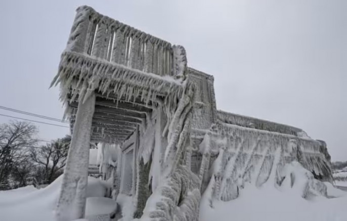 Buz fırtınası o ülkeyi adeta felç etti! Uçuşlar iptal, yüzbinler elektriksiz kaldı...