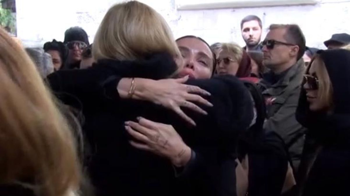Çağla Şıkel, babasını son yolculuğuna uğurlayan Özge Ulusoy'u yalnız bırakmadı! Uzun uzun sarıldılar