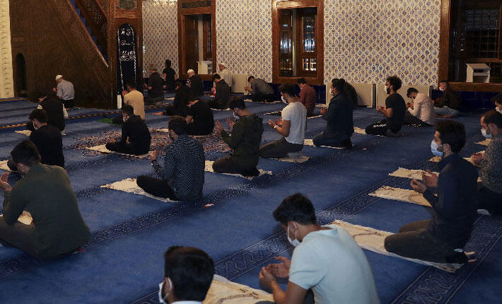 Camilerde bayram namazı kılınacak mı? 
