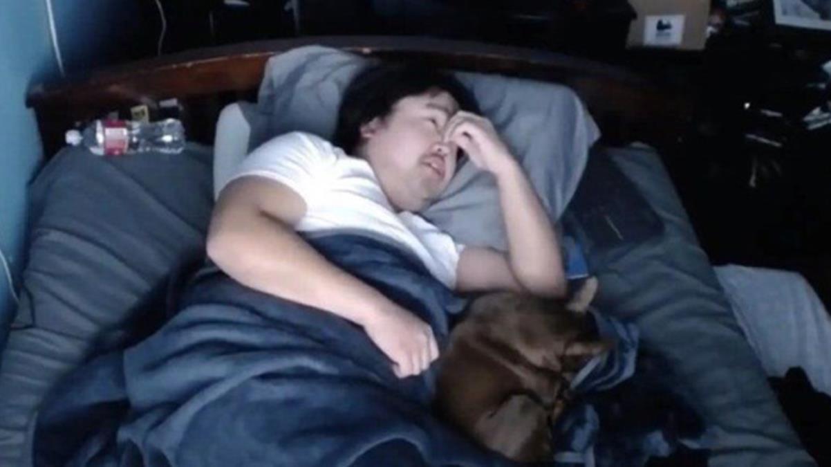 Canlı yayın açıp uyuyan genç, gözlerini açtığında 111 bin TL'nin sahibi oldu