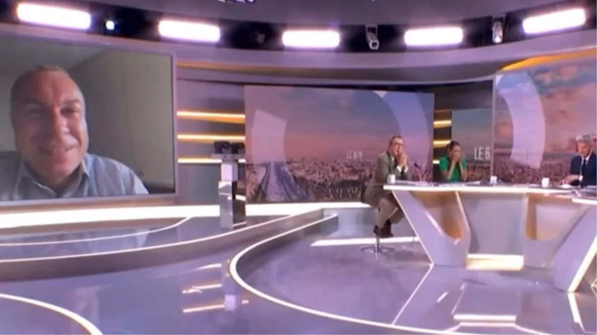 Canlı yayında kamera yere düşünce sadece iç çamaşırı giydiği ortaya çıktı