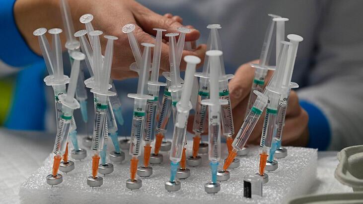 Çekya’da aşıya zorlanan 100 öğrenci üniversiteye dava açıyor