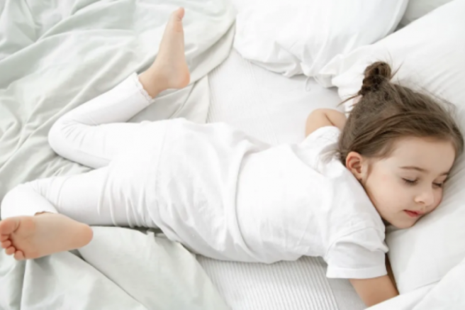 Çocukların uyku sırasında battaniyeyi örtmemesinin asıl sebebi