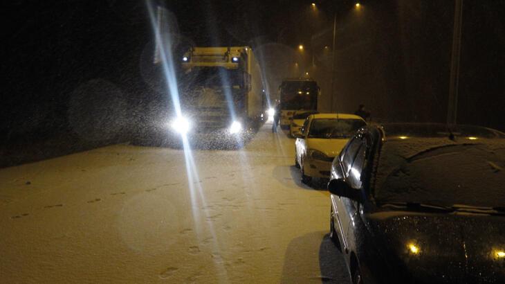 Çorum'da yoğun kar yağışı ulaşımı etkiledi