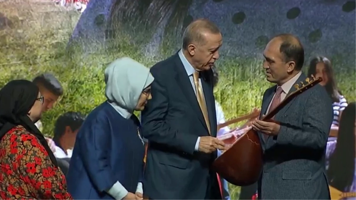 Cumhurbaşkanı Erdoğan'a Aybüke öğretmenin bağlaması hediye edildi! Gözyaşlarına hakim olamadı