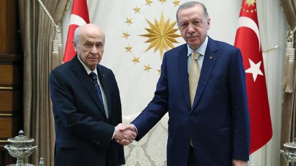 Cumhurbaşkanı Erdoğan'dan Bahçeli'ye doğum günü sürprizi! Kestikleri pastanın üzerindeki motif dikkat çekti
