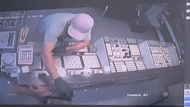 Dehşet anları! Neye uğradığını şaşırdı, yüzüne taşla vurup kaçtı