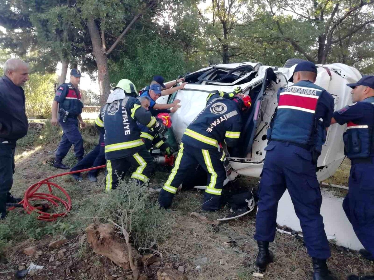 Denizli'de mezarlığa uçan otomobil kazası: 2 ölü, 1 yaralı