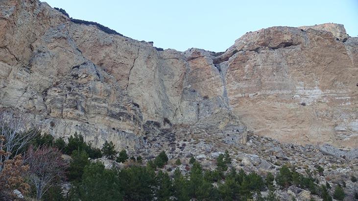 Deprem anında korkutan görüntü! Kayalar yerinden oynadı