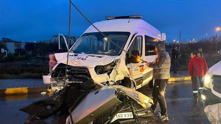 Deprem bölgesine giden AFAD aracı kaza yaptı