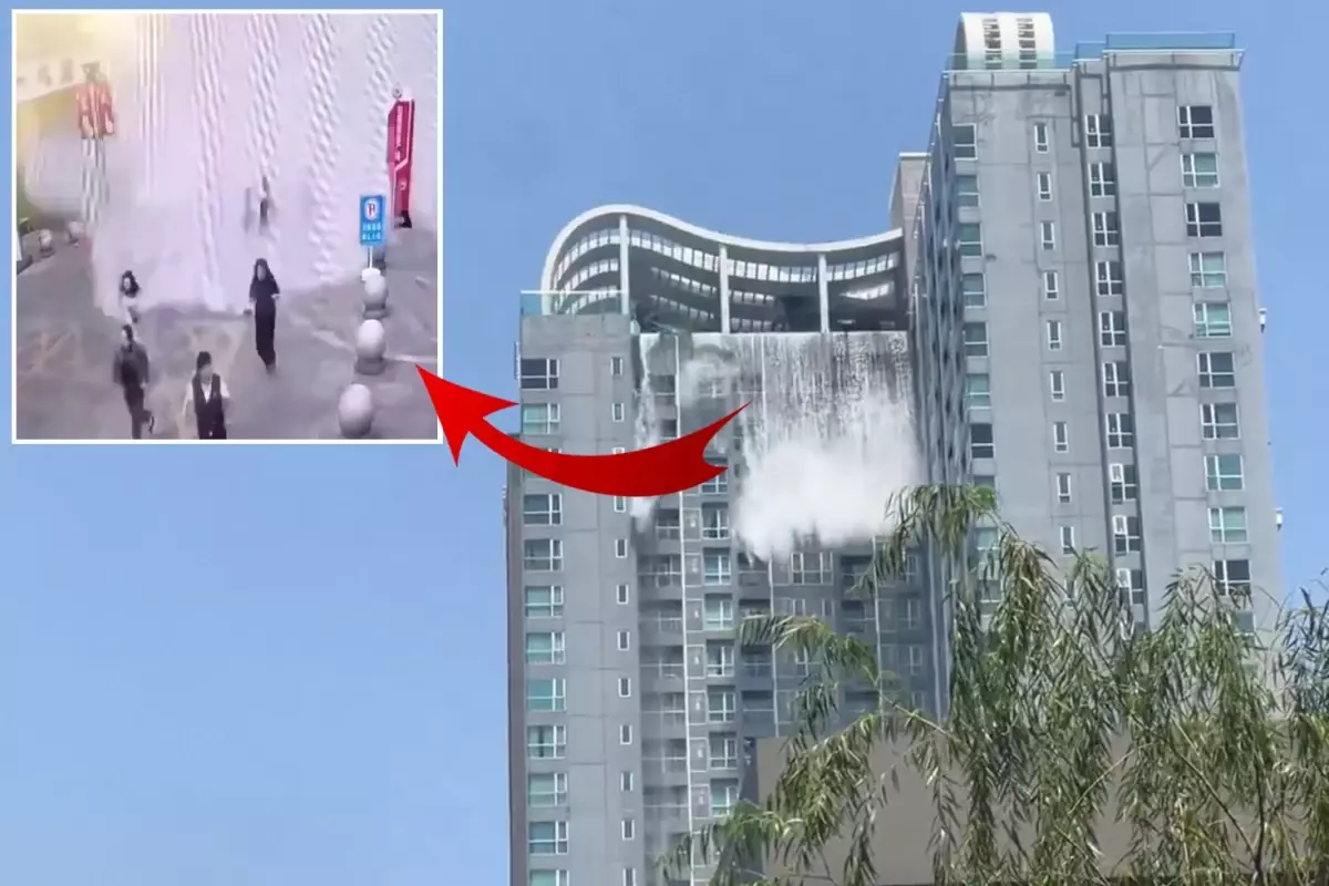 Deprem sırasında havuzdan taşan sular insanları önüne katıp sürükledi