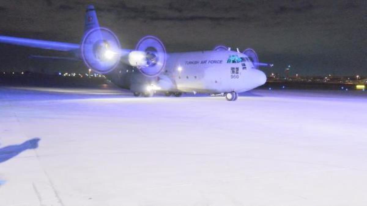 Depremde yaralanan 47 kişi daha askeri kargo uçağı ile İstanbul'a getirildi