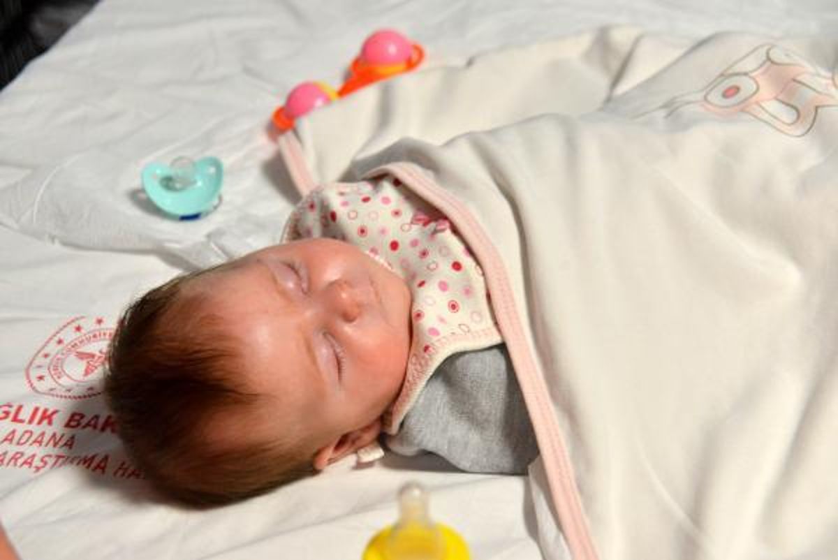 Depremden 138 saat sonra enkazdan çıkartılan mucize bebek, Adana'da doktor gözetiminde