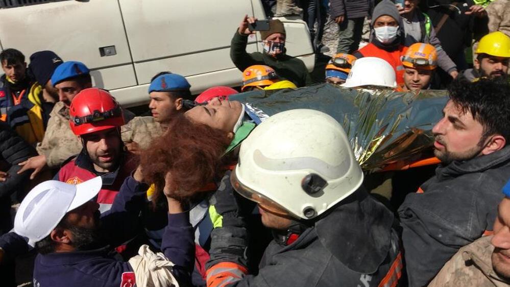 Depremin 7'inci günü! 21 yaşındaki Rukiye 153. saatte kurtarıldı